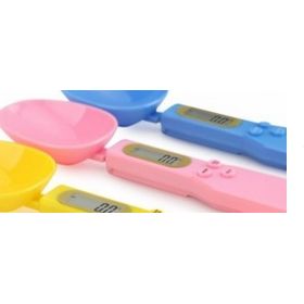 Close-up of kitchen scale LCD screen and control buttons