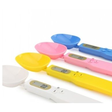 Smart kitchen scale measuring flour for a baking recipe